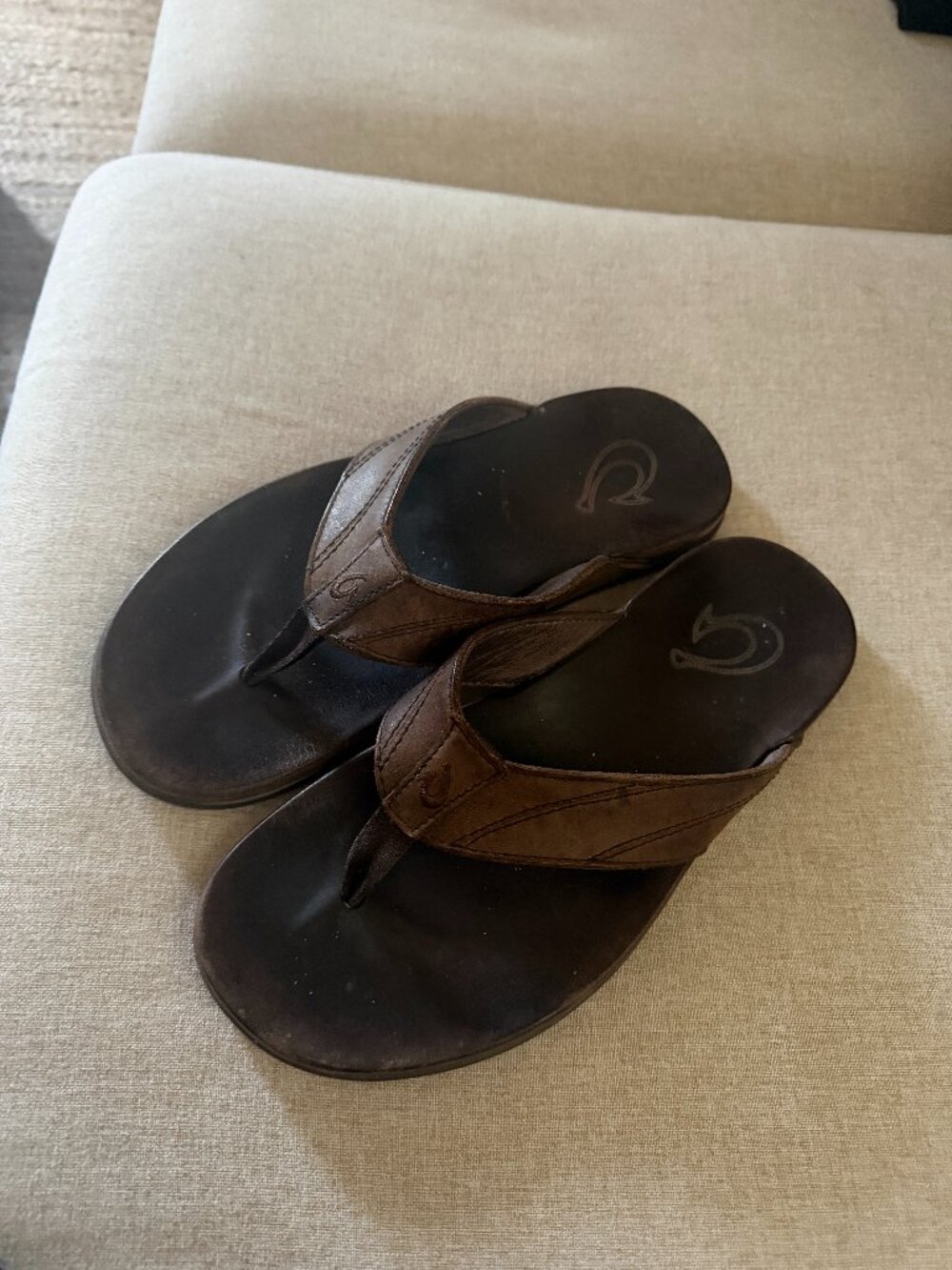 OluKai Men's Pikoi Leather Brown Sz 8 Sandals Flip Flops